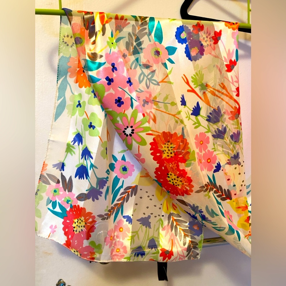 Beautiful floral scarf NWT